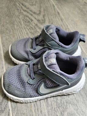 Nike Kids Gray Hook-and-Loop Sneakers, Toddler Size 7